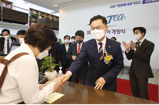 SR은 21일 강남 수서에 위치한 본사 사옥 1층에서 사내 카페테리아 ‘SRTea’ 개장식을 열었다. 이종국 SR 대표이사가 첫 카페 손님으로 커피를 구매했다. / 사진제공=SR