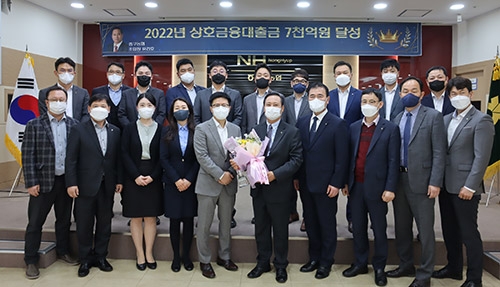 ▲ 인천농협지역본부 본부장 이강영(앞줄 오른쪽에서 여섯 번째), 중구농협 조합장 유건호(앞줄 오른쪽에서 다섯 번째).