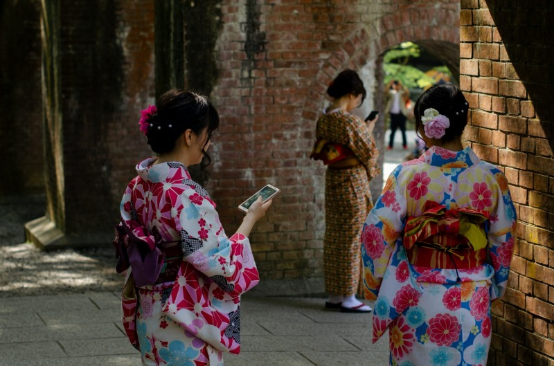 스마트폰을 이용하고 있는 일본인들 [사진=unsplash]