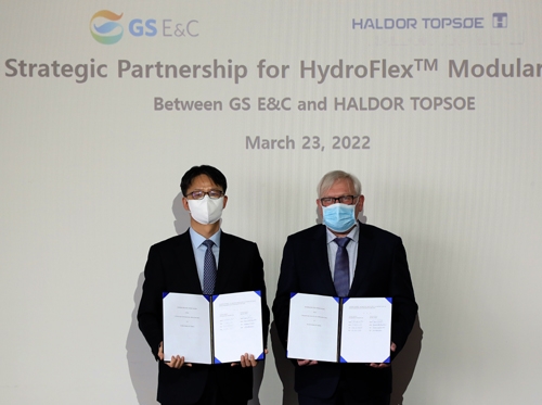 ▲ 조성한 GS건설 플랜트부문대표(왼쪽)과 소렌 셀데 에너볼슨 (Soeren Selde Enevoldsen) 할도톱소 재생에너지 영업대표(오른쪽).