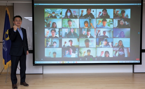 ▲ 김인태 농협생명 대표가 신입직원과 화상으로 간담회를 진행한 후 기념촬영을 하고 있다. 김 대표는 이날 직원들에게 “완벽한 모습보다 실수를 두려워하지 않고 변화와 혁신을 이끌 수 있는 인재로 거듭났으면 좋겠다”고 당부했다. 사진 = 농협생명