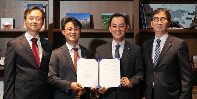 (왼쪽부터) SK어스온 김경준 기획∙지원실장,방선택 탐사∙뉴벤처담당, 명성 사장, 한영주 기술센터장이 지난 22일 페트로나스·페트로스와 광구 생산물 분배계약 온라인 체결식에서 기념촬영을 하고 있다. 제공=SK어스온.