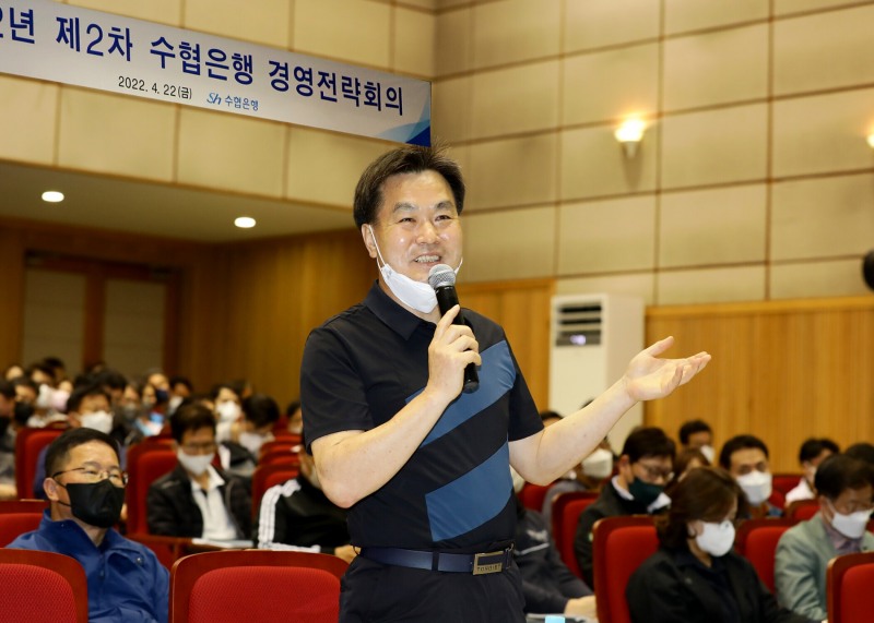 김진균 Sh수협은행장이 지난 22일 충남 천안시 수협중앙회 천안연수원에서 열린 ‘2022년 제2차 수협은행 경영전략회의’에서 발언하고 있다./사진=Sh수협은행