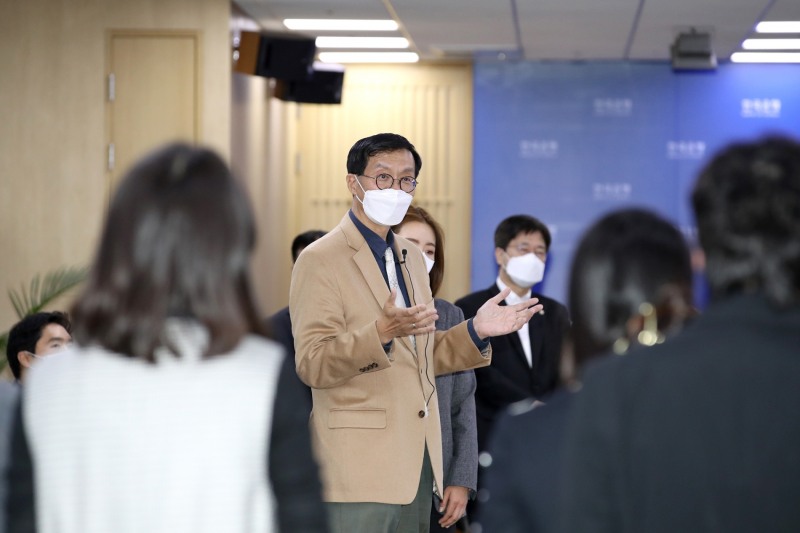 이창용 한국은행 총재가 25일 서울 중구 한국은행에서 열린 출입기자단 상견례에서 기자들의 질문에 답하고 있다. / 사진제공= 한국은행(2022.04.25)