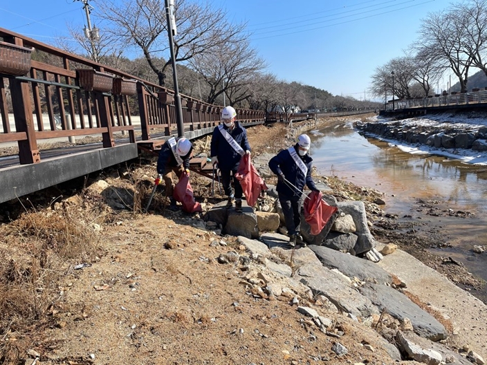 DL건설 현장 임직원들의 하천 정화 활동 모습. / 사진제공=DL건설