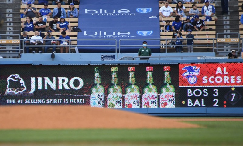 지난 11일 LA다저스 홈경기 중 하이트진로 글로벌 브랜드 JINRO 제품 5종이 LED 광고에 나오고 있다./ 사진제공 = 하이트진로