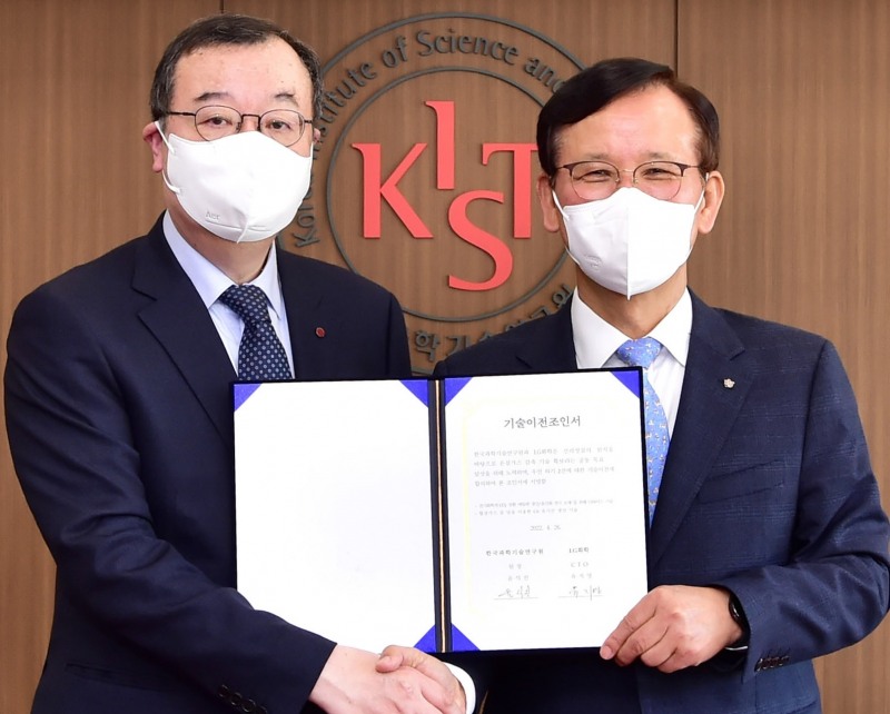 유지영 LG화학 최고기술경영자 부사장(왼쪽)과 윤석진 한국과학기술연구원 원장. 제공=LG화학.