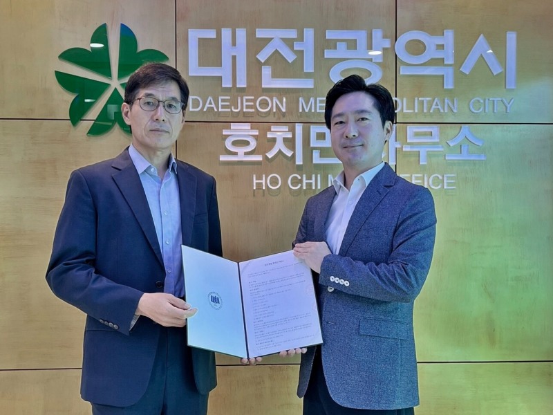 알스퀘어 베트남 신지민 지사장(오른쪽)과 최근환 대전시 베트남사무소장이 베트남 호치민 사무소에서 상업 부동산 정보 제공을 위한 MOU를 체결했다. / 사진제공=알스퀘어