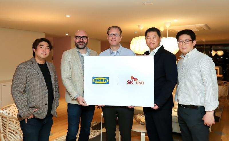 SK디앤디가 이케아 코리아와 지속가능한 주거 문화 조성을 위한 상호양해각서(MOU)를 체결했다고 27일 밝혔다. 왼쪽부터 서기석 이케아 코리아 마케팅 매니저, 니콜라스 욘슨 커머셜 매니저, 프레드릭 요한손 대표, 김도현 SK디앤디 대표, 이주한 디앤디프라퍼티매니지먼트 대표. / 사진제공=SK디앤디