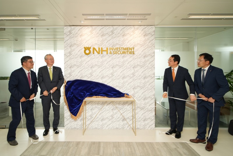 NH투자증권이 26일(현지시간) 영국 런던 세인트폴 대성당에서 런던 현지법인 출범식을 진행했다. 정영채 NH투자증권 대표이사(왼쪽 두번째)가 런던법인에서 현판식을 진행하고 있다. / 사진제공= NH투자증권(2022.04.27)