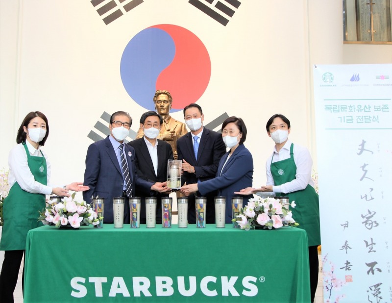 스타벅스 코리아가 매헌 윤봉길 의사 상하이 의거 90주년을 기념하여, 4월 26일 매헌기념관에서 매헌윤봉길의사기념사업회와 매헌윤봉길월진회에 독립문화유산 보존 기금 2천만원과 1,932개의 기념 텀블러를 전달했다. (사진 오른쪽 두 번째부터 순서대로) 윤주경 국회의원, 스타벅스 코리아 송호섭 대표이사, 매헌윤봉길의사기념사업회 명노승 회장, 매헌윤봉길월진회 윤여두 회장이 기념 텀블러를 들고 기념사진을 촬영하고 있다./사진제공=스타벅스코리아
