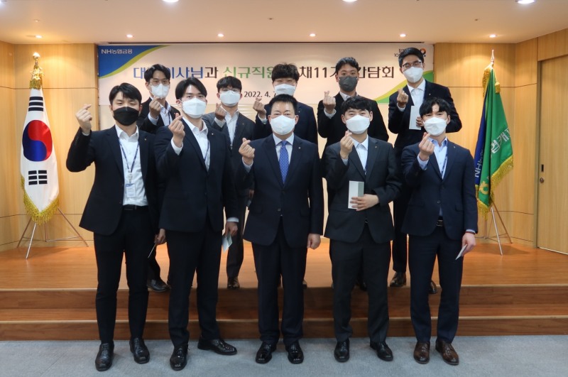 조두식 NH농협캐피탈 대표(앞줄 왼쪽에서 세번째)와 신규직원들이 간담회 후 기념촬영을 하고 있다. /사진제공=NH농협캐피탈