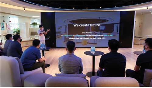 ▲ 지난해 9월 대우건설이 스타트업전문 엑셀러레이터 퓨처플레이와 오픈이노베이션 활성화를 위한 킥오프 미팅을 진행하고 있는 모습. 사진제공 = 대우건설