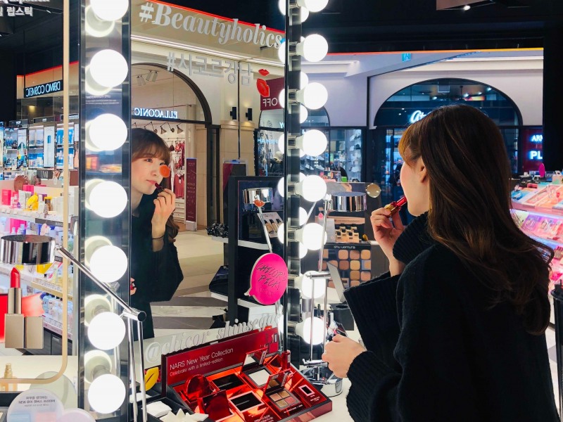 시코르 강남점 셀프바에서 화장품 체험을 하는 고객 모습./ 사진제공 = 신세계