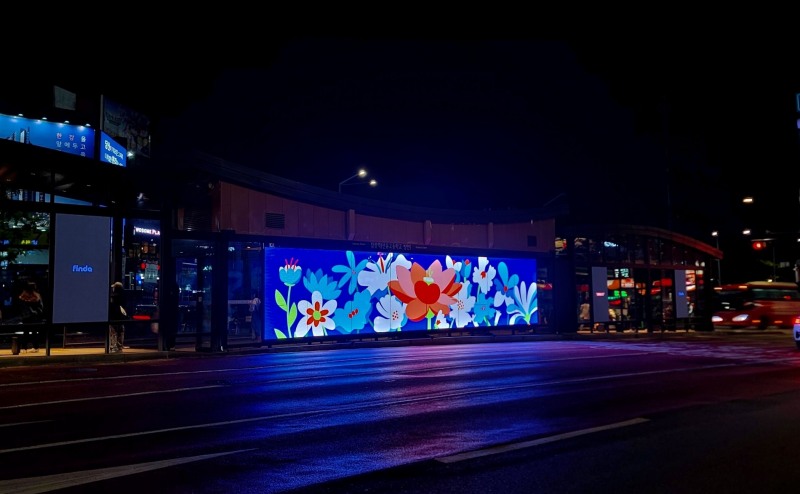 마포구 합정역 버스정류소의 대형 미디어파사드에서 제공되는 핀다의 블룸캠페인. /사진제공=핀다