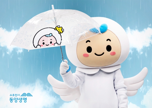 동양생명이 5월 5일 어린이날을 맞아 아동옹호대표기관 초록우산어린이재단에 1000만원 상당의 수호천사 ‘젤로디(Gelodi)’ 우산 1400개를 전달했다./사진 제공= 동양생명