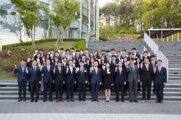 지난 2일, 여승주 한화생명 대표이사 사장(사진 맨앞줄 오른쪽에서 여섯 번째)과 2022년 상반기 입사 신입사원 35명이 한화생명 연수원 LIFEPARK에서 입문교육을 마친 후, 마스크를 벗고 기념 촬영을 하고 있다./사진 제공= 한화생명