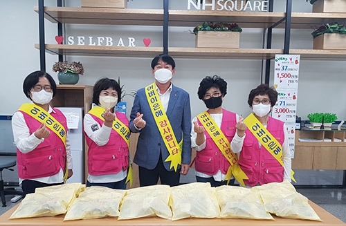 ▲ 서인천농협 조합장 이제현(가운데), 서인천농협 주부대학동창회 회장 심연남(왼쪽에서 두 번째)