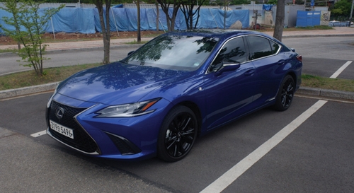 ▲ 렉서스 ES300h F스포츠. 12.3인치 인포테인먼트 디스플레이 후방카메라 가동 장면, F스포츠 전용 시트, 외관 디자인.