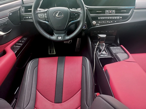 ▲ 렉서스 ES300h F스포츠. 12.3인치 인포테인먼트 디스플레이 후방카메라 가동 장면, F스포츠 전용 시트, 외관 디자인.