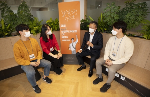 ▲ ‘상상주니어보드’ 1기 구성원들과 백복인 KT&G 사장(오른쪽에서 두 번째)이 이야기를 나누는 모습. 사진제공 = KT&G
