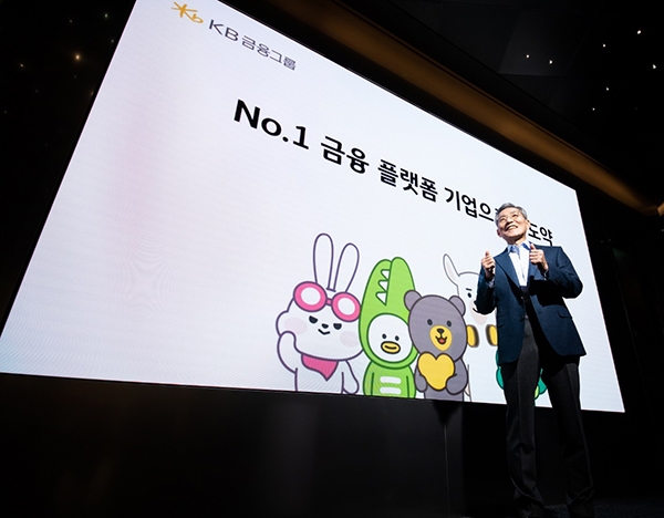 윤종규 ‘스타’ 조용병 ‘플러스’…슈퍼앱 실사용자 늘리기 총공세