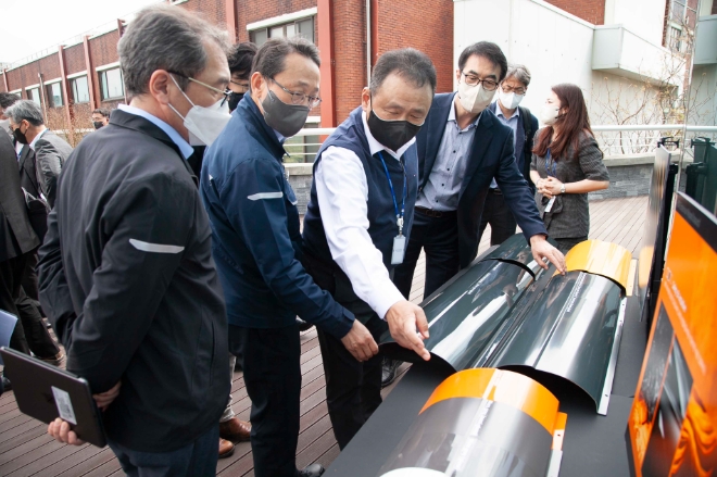 현대제뉴인(대표이사 조영철)은 건설기계 3사가 최근 현대두산인프라코어 본사인 인천 글로벌 R&D센터내 위치한 디자인스튜디오에서 2025년 출시 예정인 통합 모델의 디자인 품평회를 가졌다. 사진=현대제뉴인.