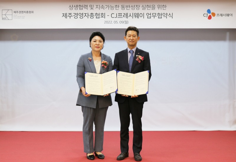 오늘 9일, 제주시 문연로에 위치한 제주특별자치도의회 도민카페에서 정성필 CJ프레시웨이 대표이사(오른쪽)와 한봉심 제주경영자총협회 회장(왼쪽)이 업무협약 체결 후 기념촬영을 하고 있다./사진제공=CJ프레시웨이