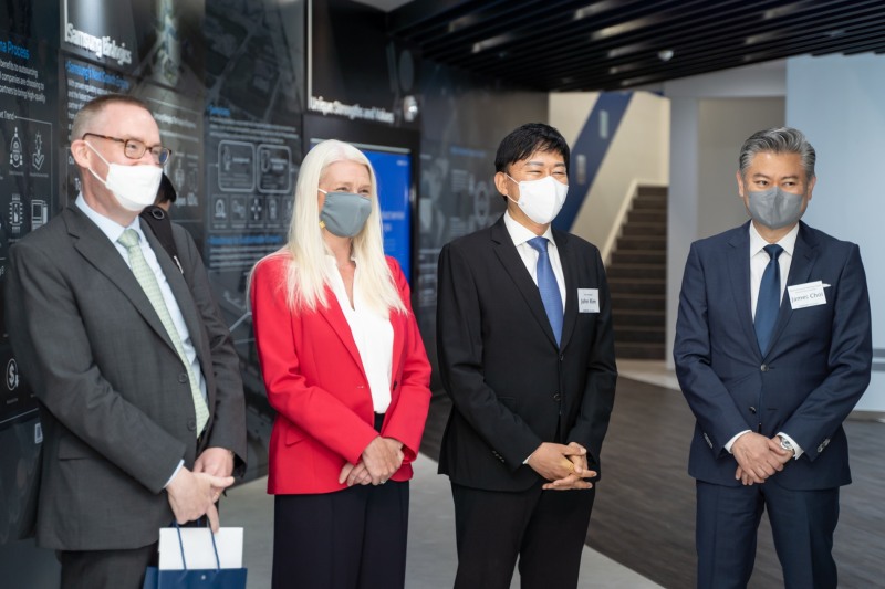 아만다 밀링 영국 외교부 국무상(왼쪽 두번째)이 홍보관을 방문해 최첨단 바이오의약품 생산시설을 직접 확인하고 있다./ 사진제공 = 삼성바이오로직스