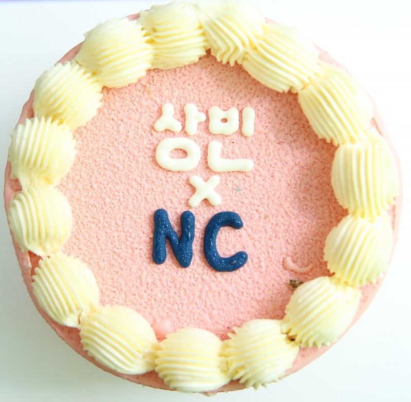 엔씨소프트가 신입사에 입사 100일 축하 케이크를 제공했다. 사진=엔씨소프트