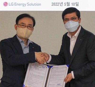 김명환 LG에너지솔루션 CPO 사장(왼쪽)과 남수희 RIST 원장. 제공=LG에너지솔루션.