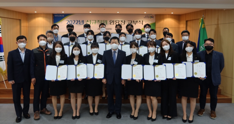 NH농협캐피탈이 지난 10일 2022년 채용연계형 인턴 전환에 합격한 신규직원을 대상으로 임용장 교부식을 개최했다. 조두식 NH농협캐피탈 대표이사(첫째 줄 왼쪽에서 여섯 번째)와 캐피탈 임직원, 신규직원들이 임용장 교부식 후 기념촬영을 하고 있다. /사진제공=NH농협캐피탈