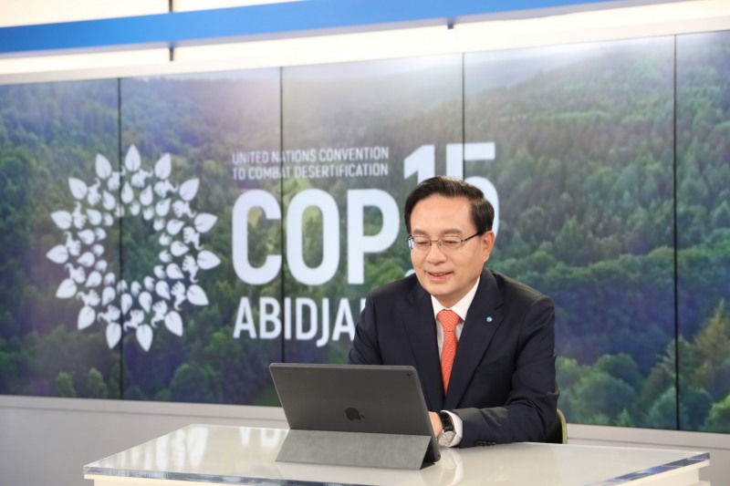 손태승 우리금융그룹 회장이 지난 10일 코트디부아르 아비장에서 열린 유엔사막화협약 당사국총회(UNCCD COP15)의 'B4L' 출범에 비대면으로 참여하고 있다./사진=우리금융그룹