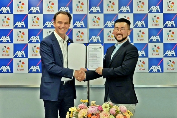 지난 10일, 기욤 AXA손해보험 미라보 대표이사(사진 왼쪽)와 이준호 클룩(Klook) 한국지사장이 여행자보험 개발을 위한 MOU를 체결한 후 기념 촬영을 하고 있다./사진 제공= AXA손해보험
