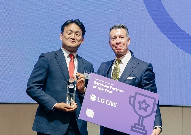 LG CNS 클라우드사업부장 김태훈 상무(왼쪽)과 AWS 아시아태평양 및 일본 대표 필 데이비스. 제공=LG CNS.