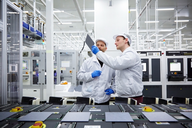 한화솔루션은 독일 뮌헨에서 열린 유럽 최대 태양광 전시회 ‘인터솔라 2022’에서 한국과 미국에 약 3800억 원을 투자, 고효율의 탑콘 셀·모듈 생산 기반을 구축한다고 밝혔다. 사진=한화솔루션.