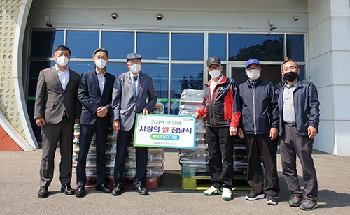 ▲ 농협인천옹진군지부 지부장 손승기(왼쪽에서 두 번째), 대한노인회 인천옹진군지회 회장 임승일(왼쪽에서 세 번째)