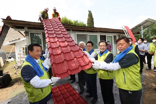 ▲ 오른쪽 첫 번째 능서농협 이명호 조합장. 두 번째 농협중앙회 이성희 회장.