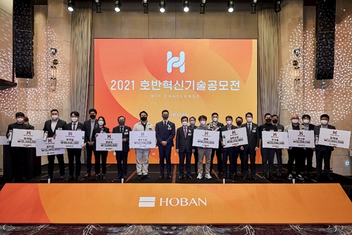 ▲ 지난해 12월 열린 ‘2021 호반혁신기술공모전’ 단체사진. 앞줄 왼쪽에서 일곱 번째부터 권혁찬 뷰메진 대표, 김대헌 호반그룹 기획총괄사장, 김선규 호반그룹 회장, 천홍석 트위니 대표. 사진제공 = 호반건설