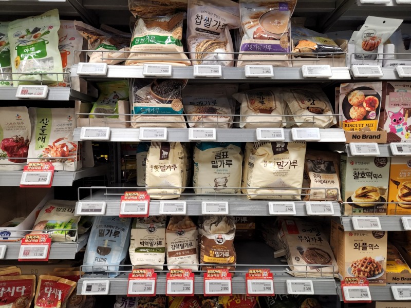 16일 외신에 따르면 인도 정부가 밀 수출 금지를 발표했다. 사진은 16일 수도권의 한 대형마트 밀가루 매대 모습./사진=나선혜기자