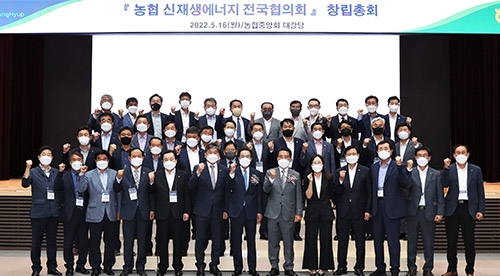 ▲ 사진 앞줄 오른쪽 여섯 번째부터 국민회의 정운천 국회의원, 농협중앙회 이성희 회장, 문병완 보성농협 조합장, 인천 남동농협 한윤우 조합장.