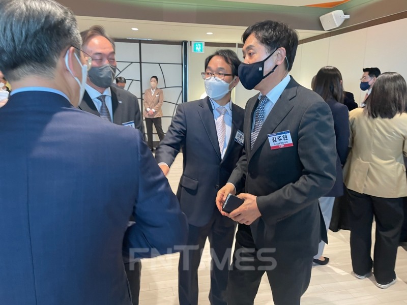 김주현 여신금융협회장이 신현준 신용정보원장, 김봉국 한국금융신문 사장 등과 인사를 나누고 있다./사진=전하경 기자