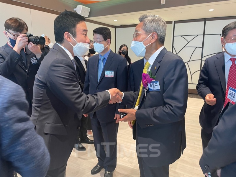 이준행 고팍스 대표(왼쪽)와 윤종규 KB금융지주 회장이 인사를 나누고 있다./사진=전하경 기자