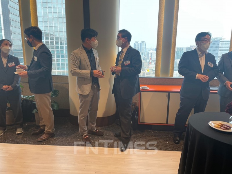 신원근 카카오페이 대표(왼쪽)와 김근수 신용정보협회장이 담소를 나누고 있다./사진=전하경 기자