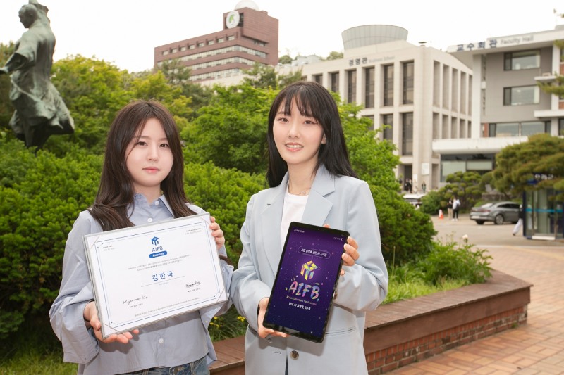 성균관대학교 학생들이 캠퍼스에서 AIFB를 알리고 있다. 사진=KT