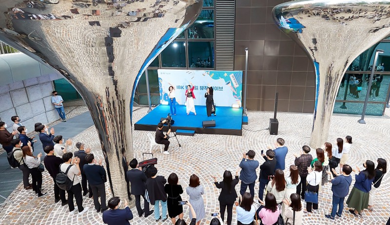 IBK기업은행은 지난 12일 서울 을지로 기업은행 본점 옆 선큰가든에서 'IBK 퇴근길 뮤직 라이브'를 개최했다고 19일 밝혔다./사진=IBK기업은행