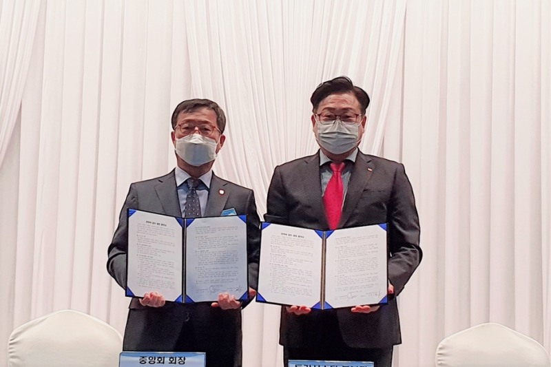 최봉규 중소기업융합중앙회장(왼쪽)과 박철우 탑스텐리조트 동강시스타 본부장이 상생협약을 체결한 후 기념촬영을 하고 있다. / 사진=제공동강시스타