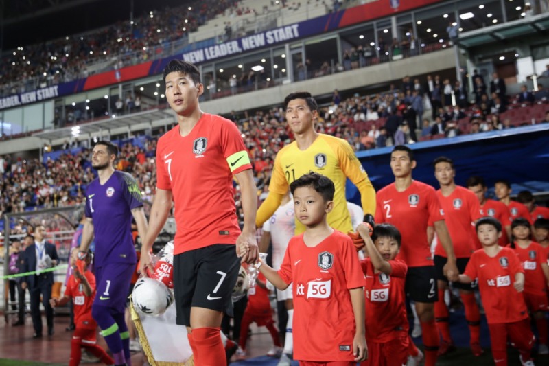 2019년 KT가 선발한 플레이어 에스코트 어린이들이 축구선수들의 손을 잡고 입장하고 있다. 사진=KT