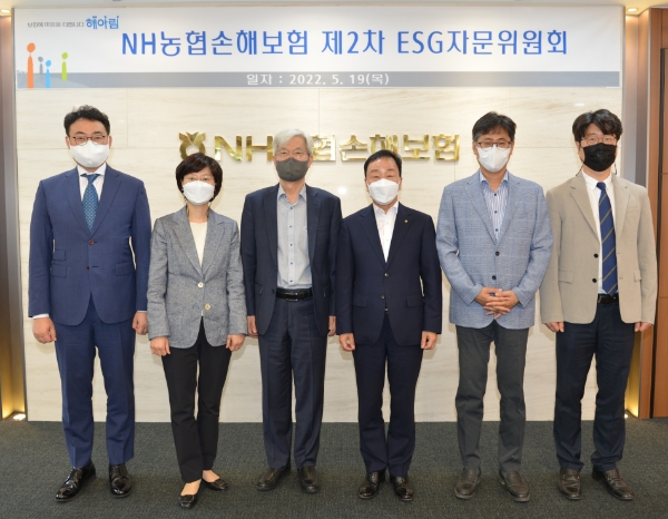 지난 19일, 서울 서대문구 본사에서 열린 ‘농협손해보험 ESG자문위원회’ 후 농협손해보험 ESG자문위원들이 기념사진 촬영을 하고 있다. (사진 왼쪽부터) 임대웅 유엔환경계획 한국대표, 지현미 계명대 교수, 장지인 CDP(탄소정보공개프로젝트)한국위원장, 최문섭 NH농협손해보험 대표이사, 조봉순 서강대 교수, 정광화 강원대 교수/사진 제공= NH농협손해보험