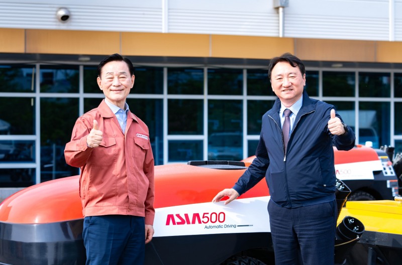 권준학 농협은행장(오른쪽)이 지난 19일 대구 달성군 소재 아세아텍 본사를 찾아 김신길 아세아텍 회장과 기념 촬영을 하고 있다./사진=NH농협은행